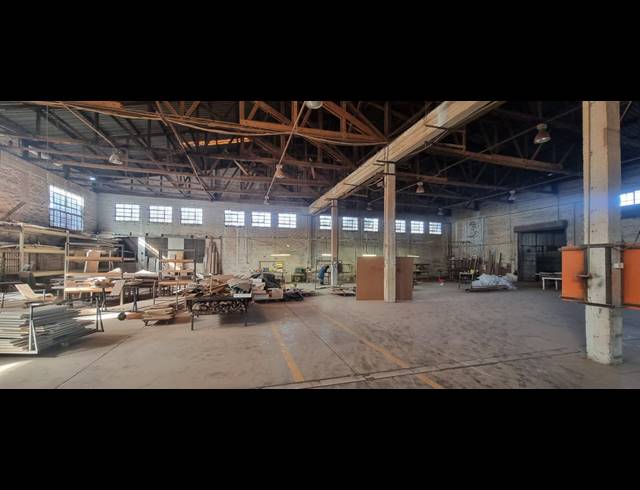 2,800M² WAREHOUSE FOR SALE IN VILLAGE DEEP